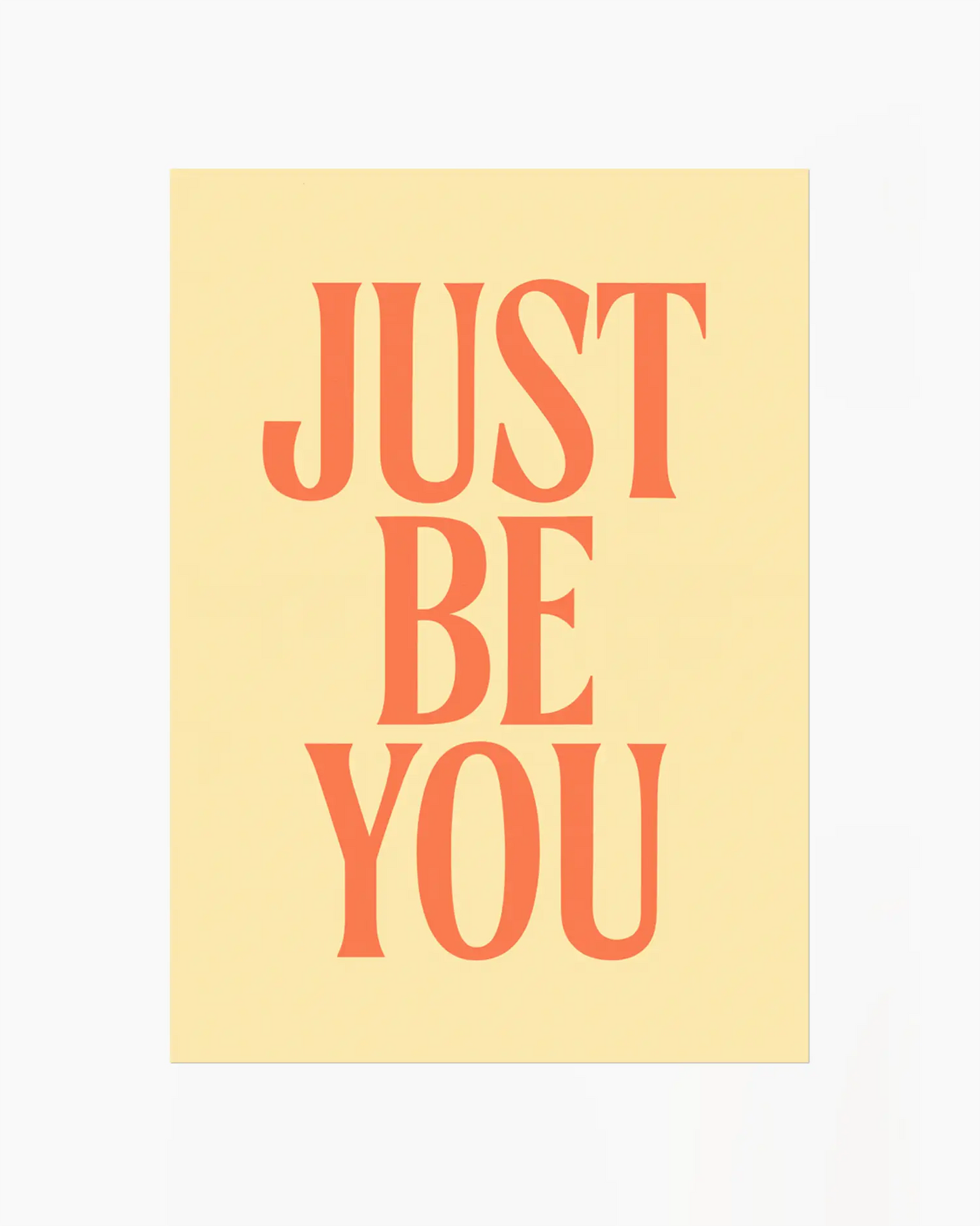 Barnrumstavla med texten "JUST BE YOU" i orange på ljus gul bakgrund. En enkel och uppmuntrande illustration.