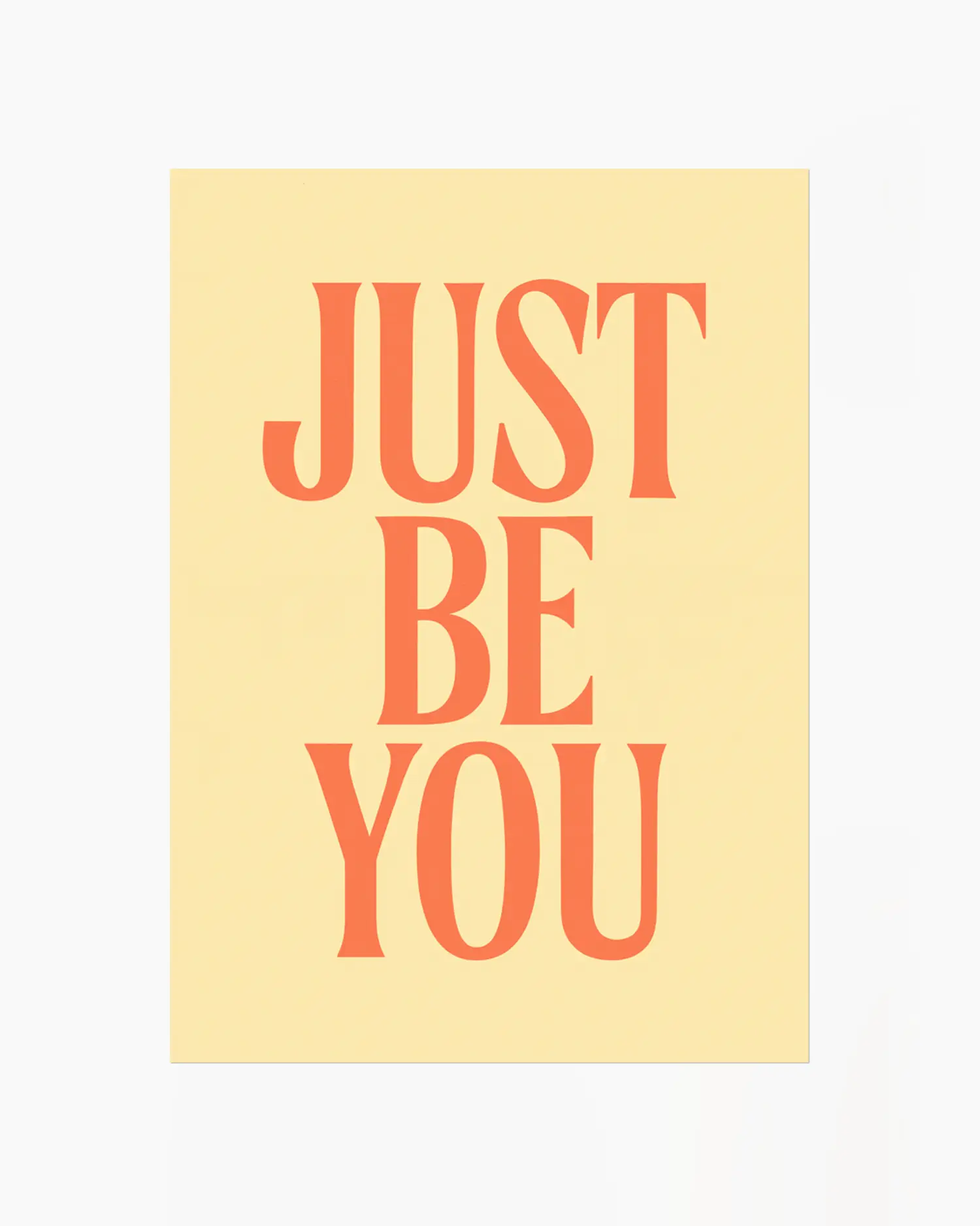 Barnrumstavla med texten "JUST BE YOU" i orange på ljus gul bakgrund. En enkel och uppmuntrande illustration.