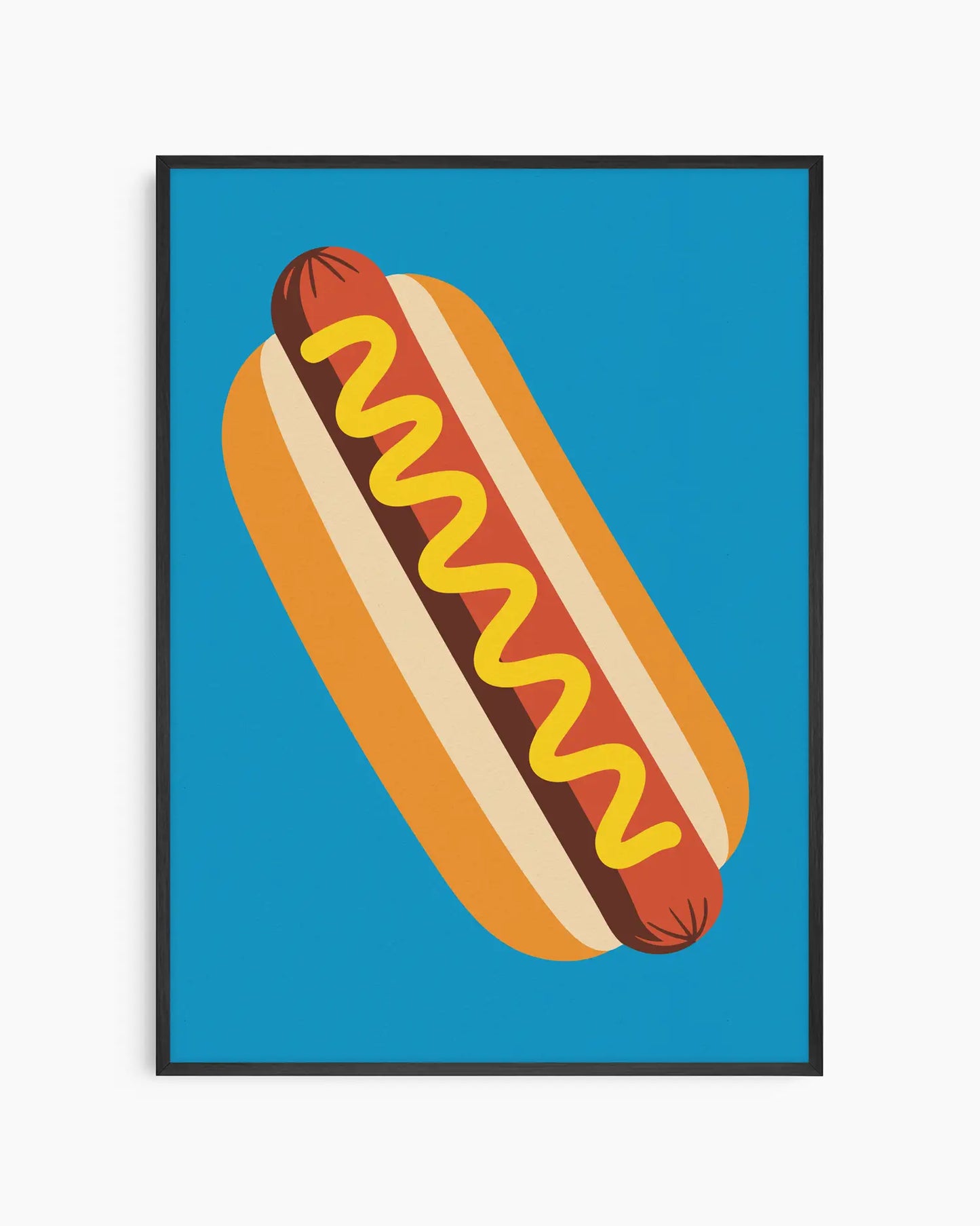 Barnrumstavla med illustration av en korv med senap i bröd mot klarblå bakgrund, inramad i svart träram. En färgstark och lekfull väggdekoration.