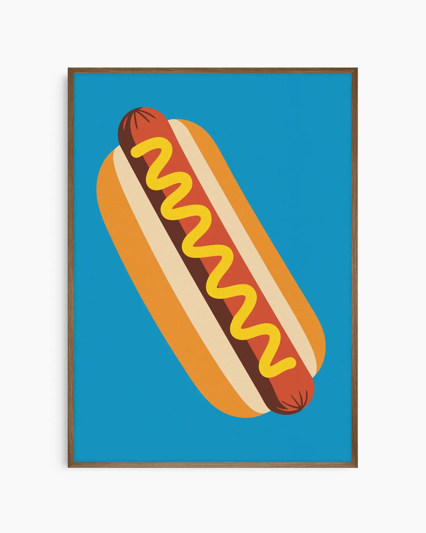Barnrumstavla med hotdog-illustration med gul senap på blå bakgrund, inramad i mörk ekram. En rolig och modern poster för barnrummet.