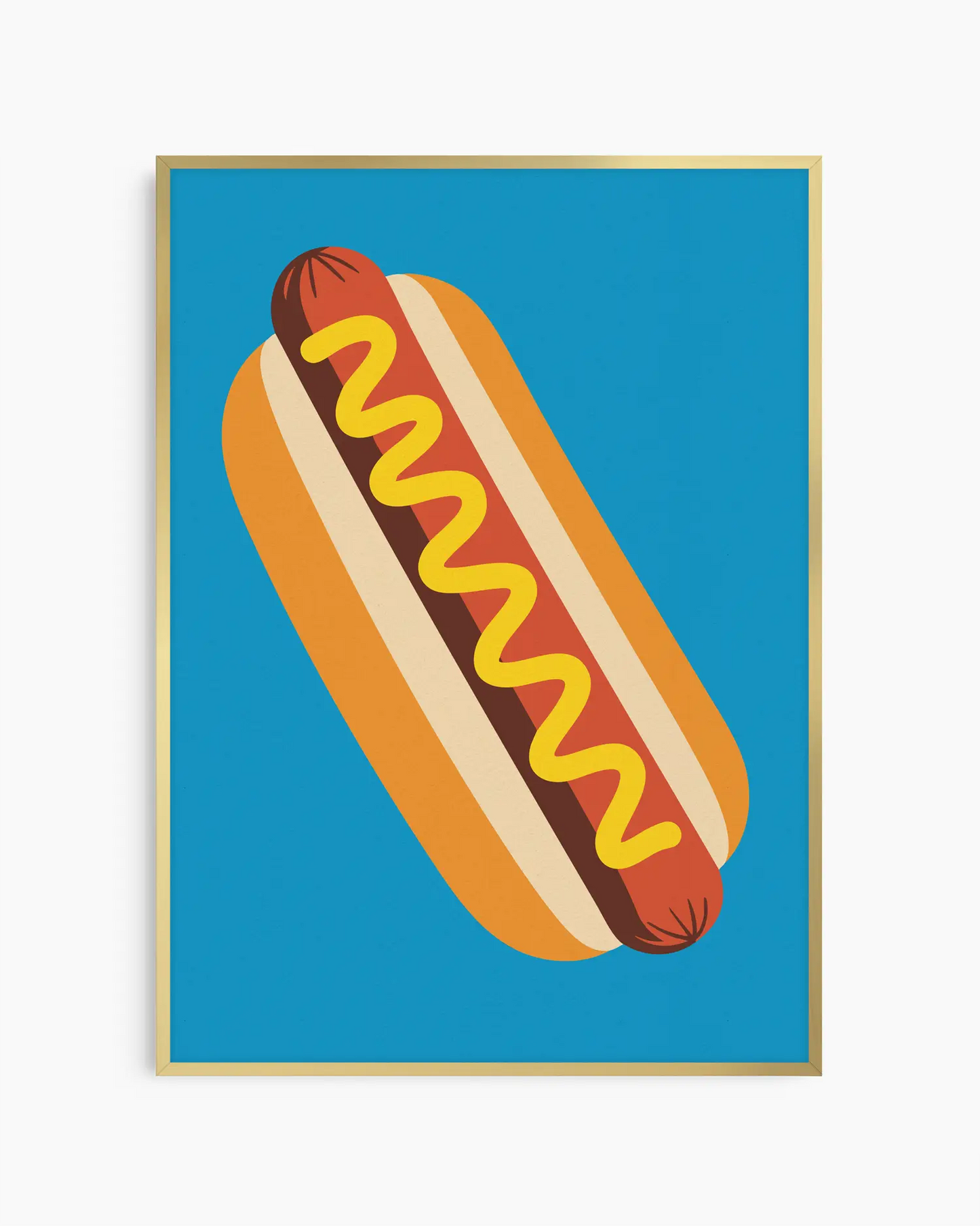 Barnrumstavla med illustration av en hotdog med senap mot blå bakgrund, inramad i guld aluminiumram. En lekfull och stilren väggdetalj.
