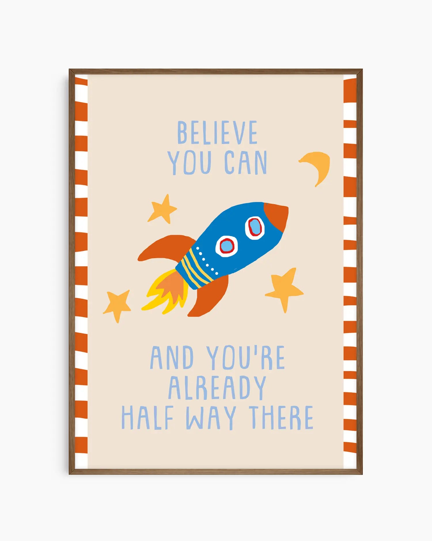 Inspirerande barntavla med raketillustration och uppmuntrande text, inramad i mörk ekram som framhäver motivets mjuka färger.