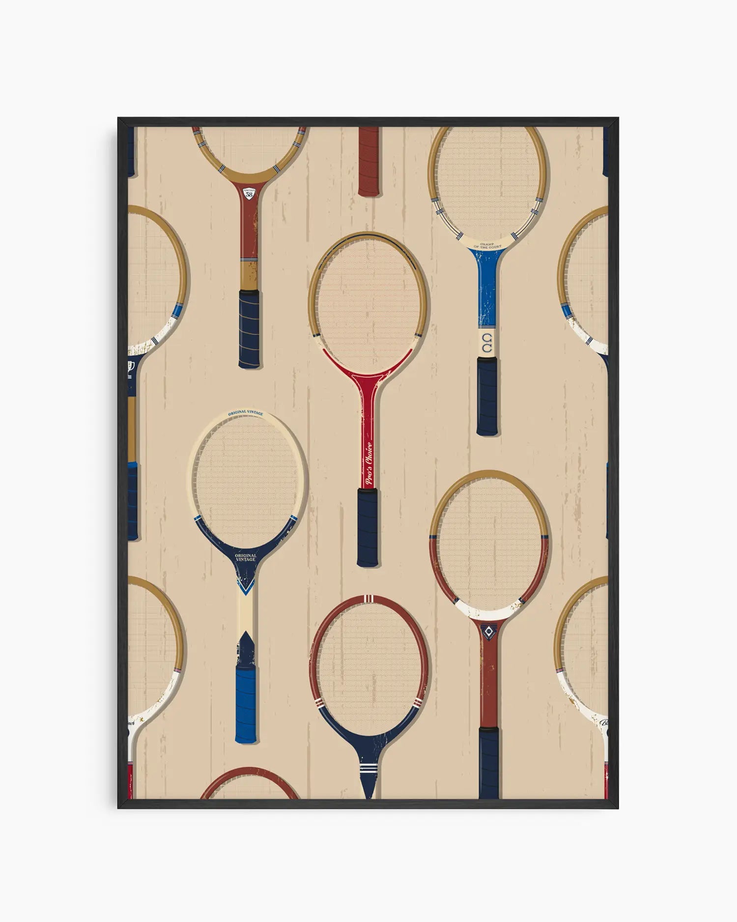 Barntavla med illustrerade tennisracketar i blått, rött, beige och brunt på ljus träliknande bakgrund, inramad i svart träram. En sportig och stilren barnrumstavla.