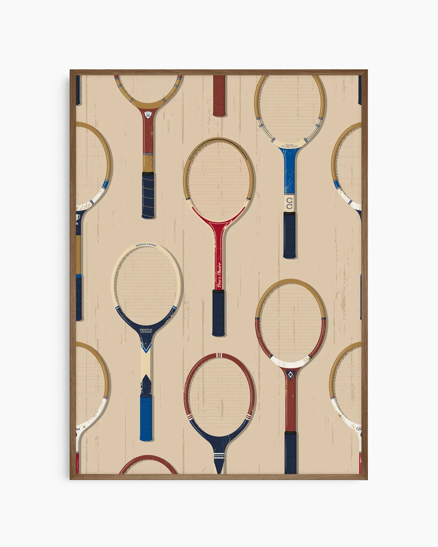 Barntavla med flera färgstarka tennisracketar på ljus träbakgrund, inramad i mörk ekram. En klassisk och sportinspirerad väggdekoration.