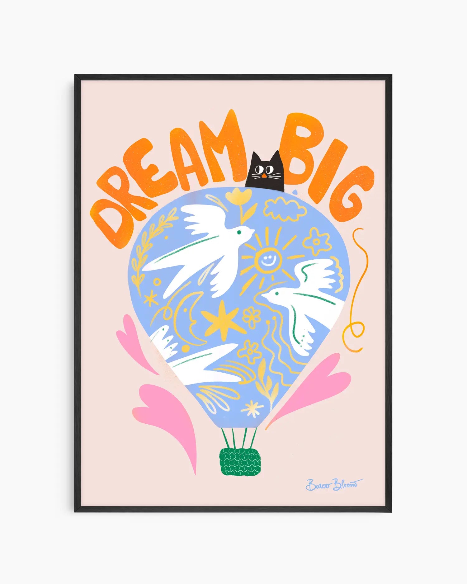 Barntavla med texten "DREAM BIG" och illustration av en luftballong fylld med vita fåglar, sol och blommor, inramad i svart träram. En färgglad och inspirerande tavla för barnrummet.