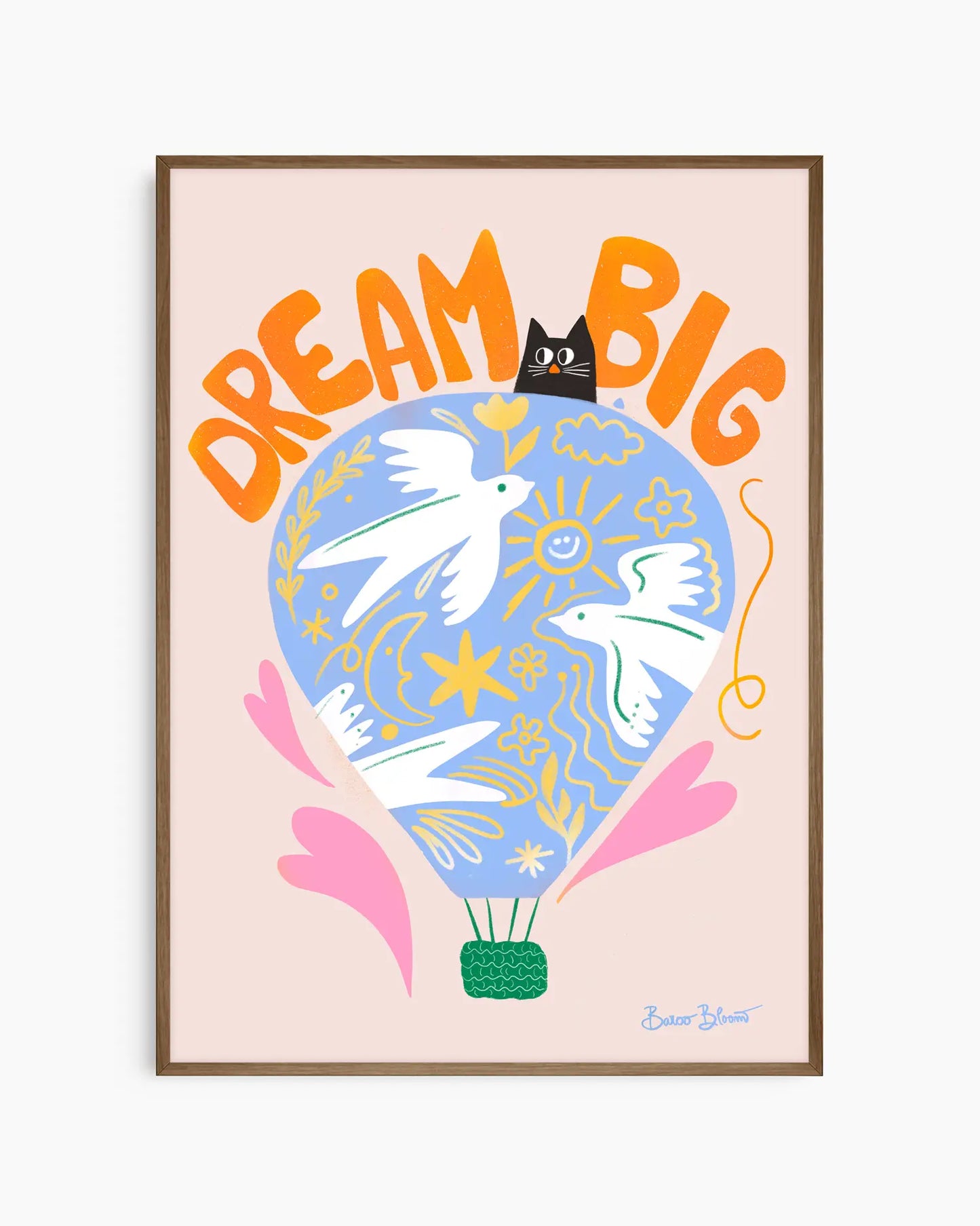 "DREAM BIG" barntavla med motiv av en luftballong dekorerad med fåglar, stjärnor och en svart katt, inramad i mörk träram. En harmonisk kontrast mellan lekfull design och naturliga toner.