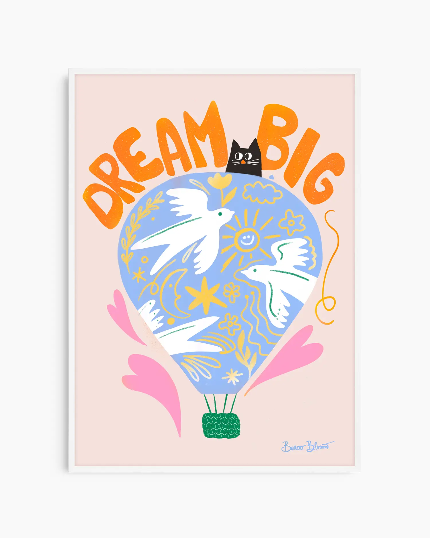 Barntavla med texten "DREAM BIG" och lekfullt motiv av luftballong med fåglar, sol och en katt, inramad i vit träram. Perfekt som uppmuntrande väggkonst i barnrummet.