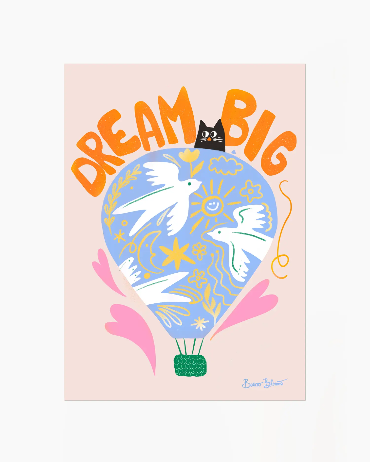 Barntavla med texten "DREAM BIG" och motiv av en luftballong fylld med vita fåglar och solmotiv mot ljusrosa bakgrund. En positiv och drömsk design som inspirerar både barn och vuxna.
