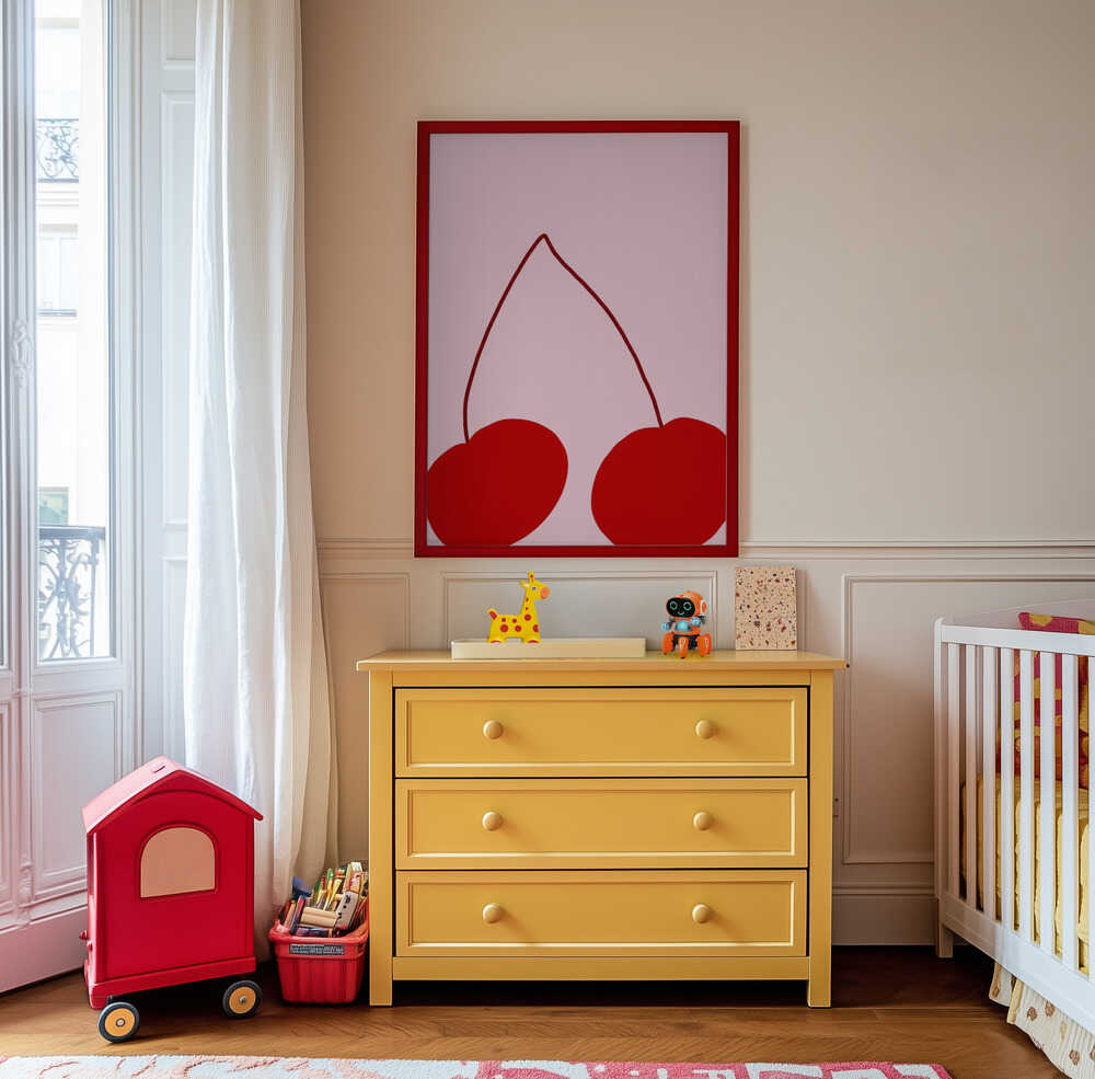 Inramad barntavla med körsbärsmotiv hängandes ovanför den gula byrån och tillför en glad och färgstark detalj till barnrummet.