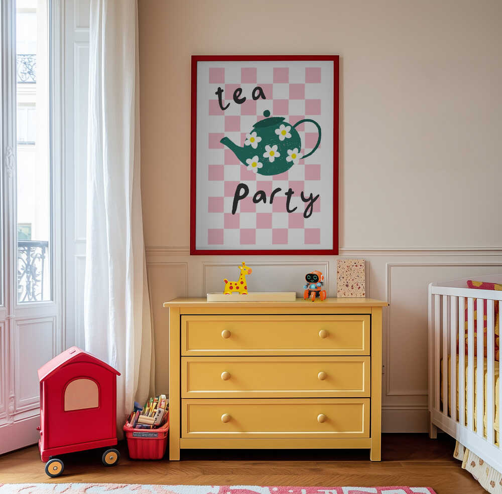 Barntavla med “tea party” och blommig tekanna, inramad och placerad ovanför gul byrå i kreativt barnrum.