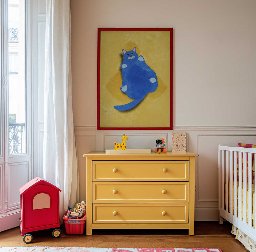 Barntavla med blå katt på gul bakgrund, inramad och placerad ovanför gul byrå i lekfullt och kreativt barnrum.