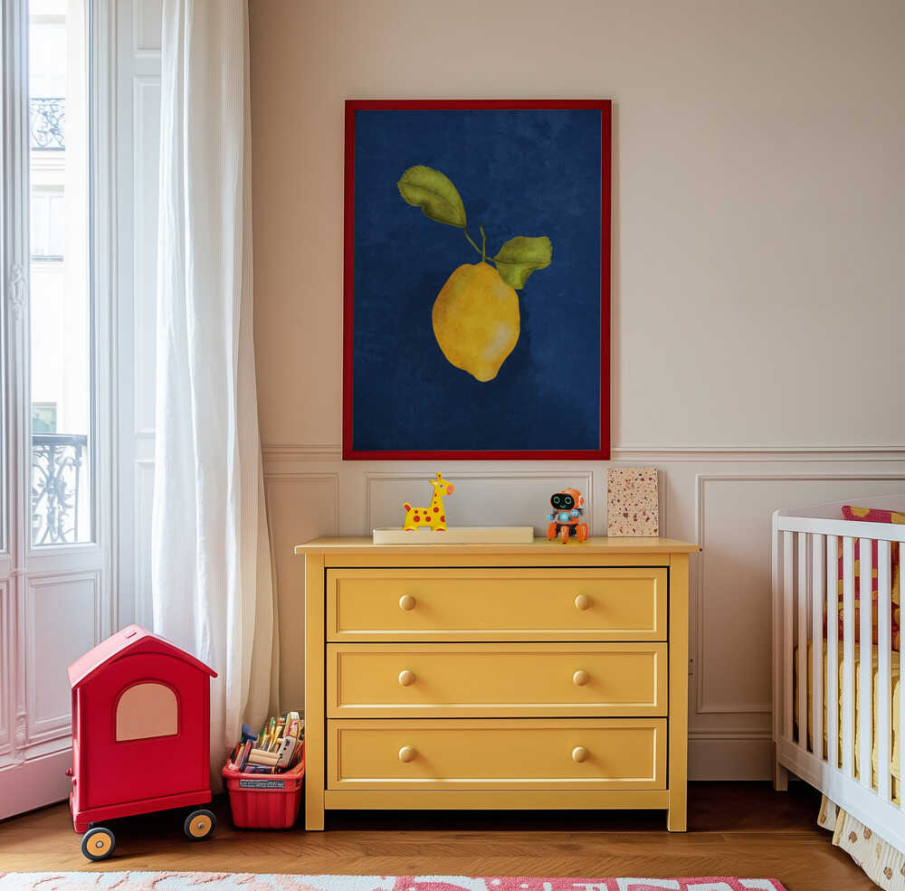 Barntavla med citronmotiv upphängd ovanför en gul byrå i barnrummet. En glad och färgstark detalj som lyfter rummet.