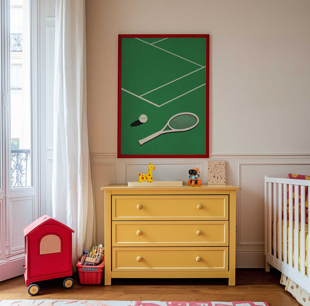 Inramad barntavla med tennisracket och boll hängandes ovanför den gula byrån och ger rummet en sportig och modern känsla.