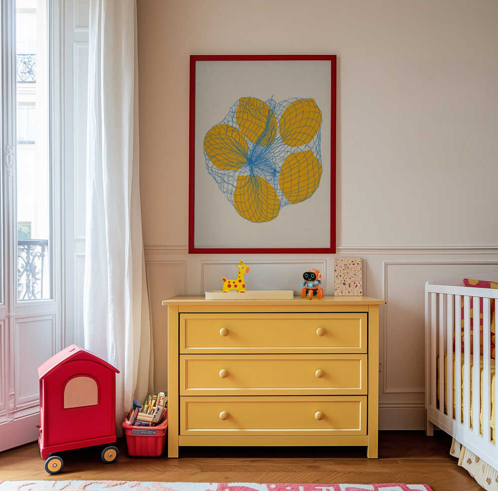 Inramad barntavla med citronpåse hängandes ovanför den gula byrån och tillför rummet en glad och energirik färgklick.