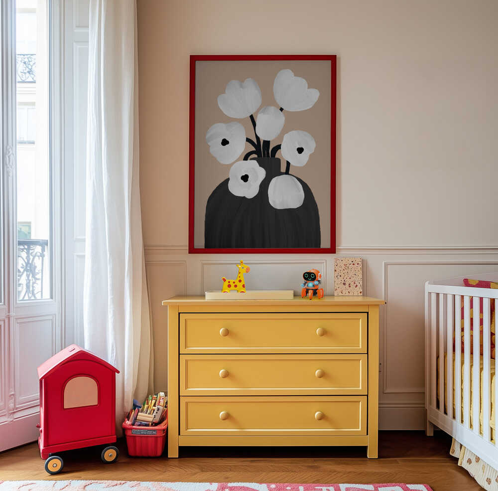 Inramad barntavla med vita blommor i svart vas, upphängd ovanför en gul byrå i barnrummet. En glad men balanserad färgkombination.