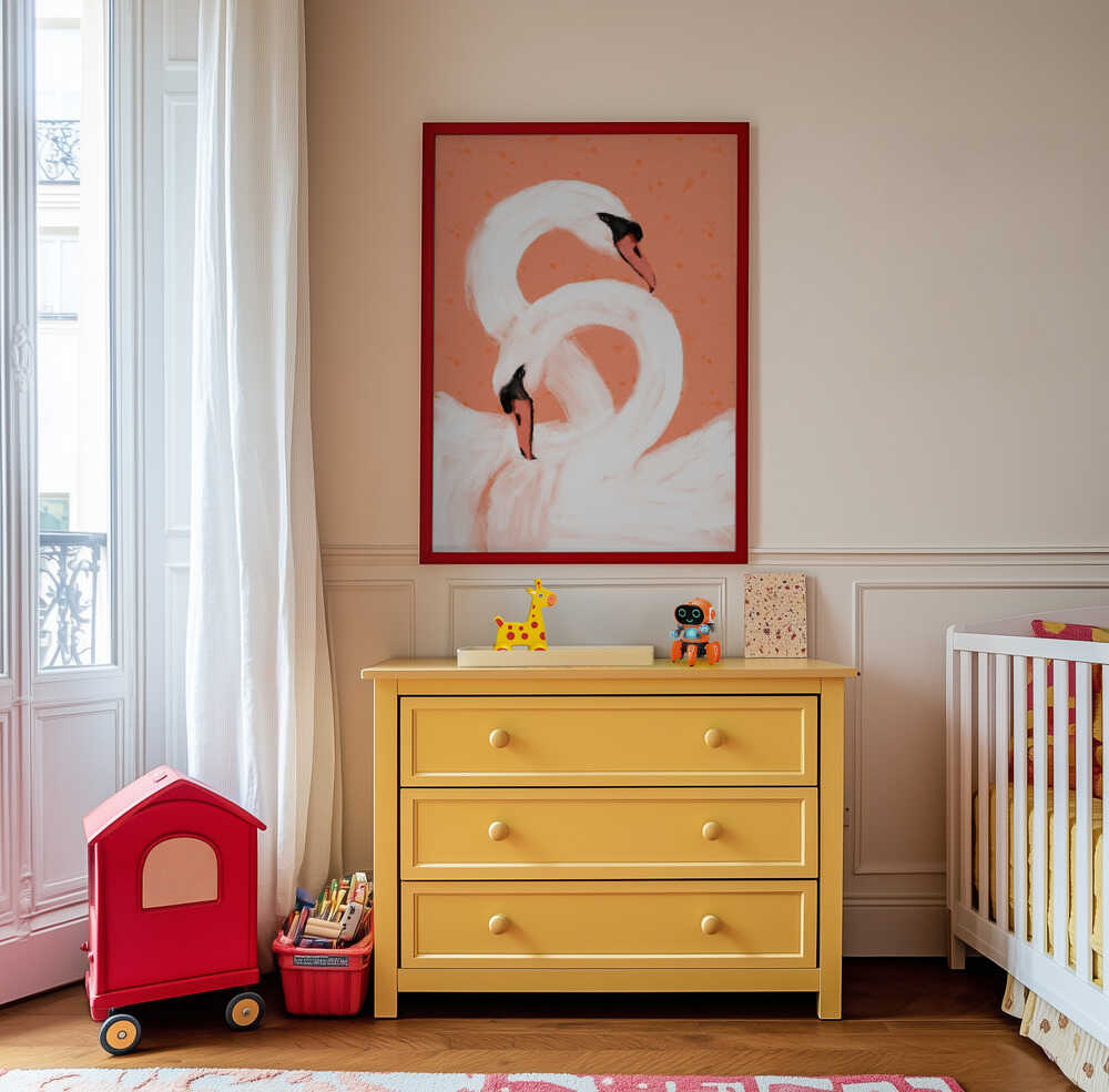 Inramad barntavla med två svanar ovanför den gula byrån och skapar en varm, harmonisk känsla i barnrummet.
