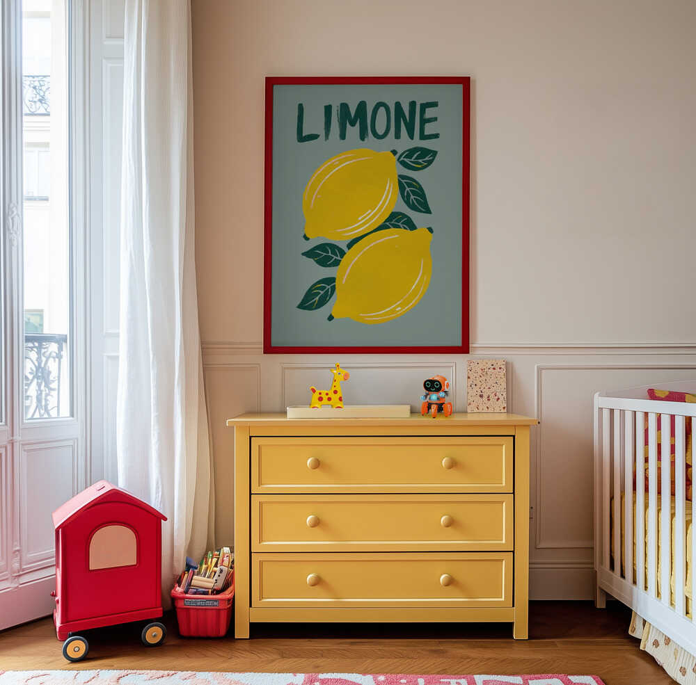 "LIMONE" barntavla hängande ovanför en gul byrå i ett lekfullt barnrum. Citronmotivet tillför energi och medelhavskänsla till inredningen.