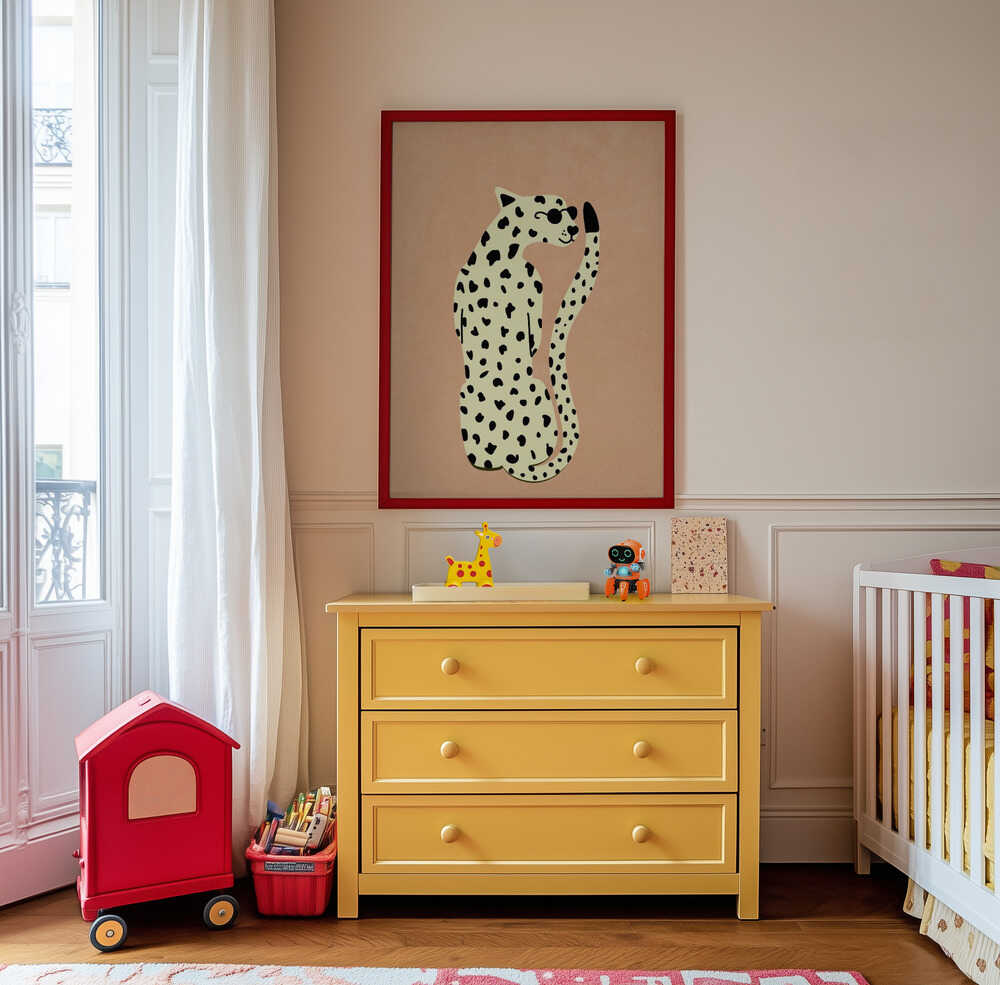 Inramad barnrumstavla med leopardmotivet, upphängd ovanför en gul byrå i barnrum. En glad och lekfull väggdekoration.