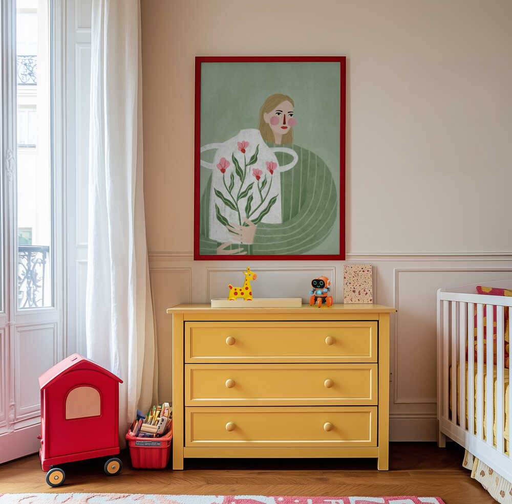 Inramad barnrumstavla med illustration av person och rosa blommor, upphängd ovanför en gul byrå i barnrum. En harmonisk och varm väggdekoration.