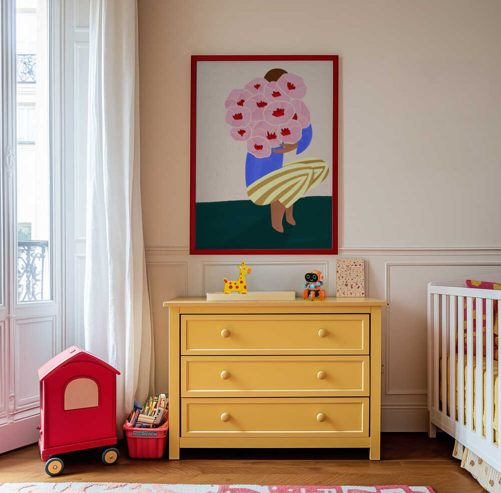 Inramad barnrumstavla med rosa blommor och person i färgglada kläder, upphängd ovanför en gul byrå i barnrum. En glad och kärleksfull väggdekoration.