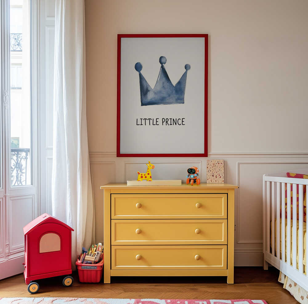 Inramad barntavla med blå krona och texten "Little Prince", hängandes ovanför den gula byrån och skapar en charmig och personlig detalj i barnrummet.