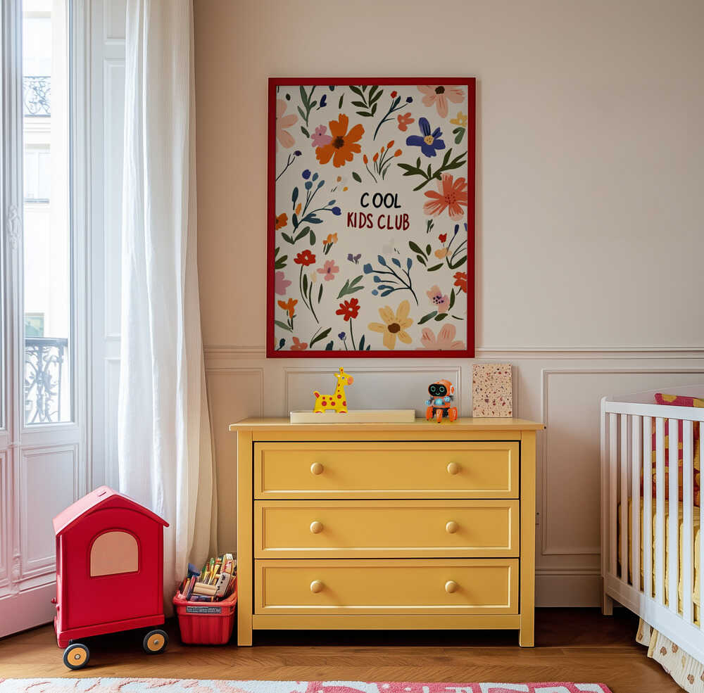 Inramad barntavla med blommande detaljer och texten "Cool Kids Club", hängandes ovanför den gula byrån och tillför barnrummet glädje och kreativitet.