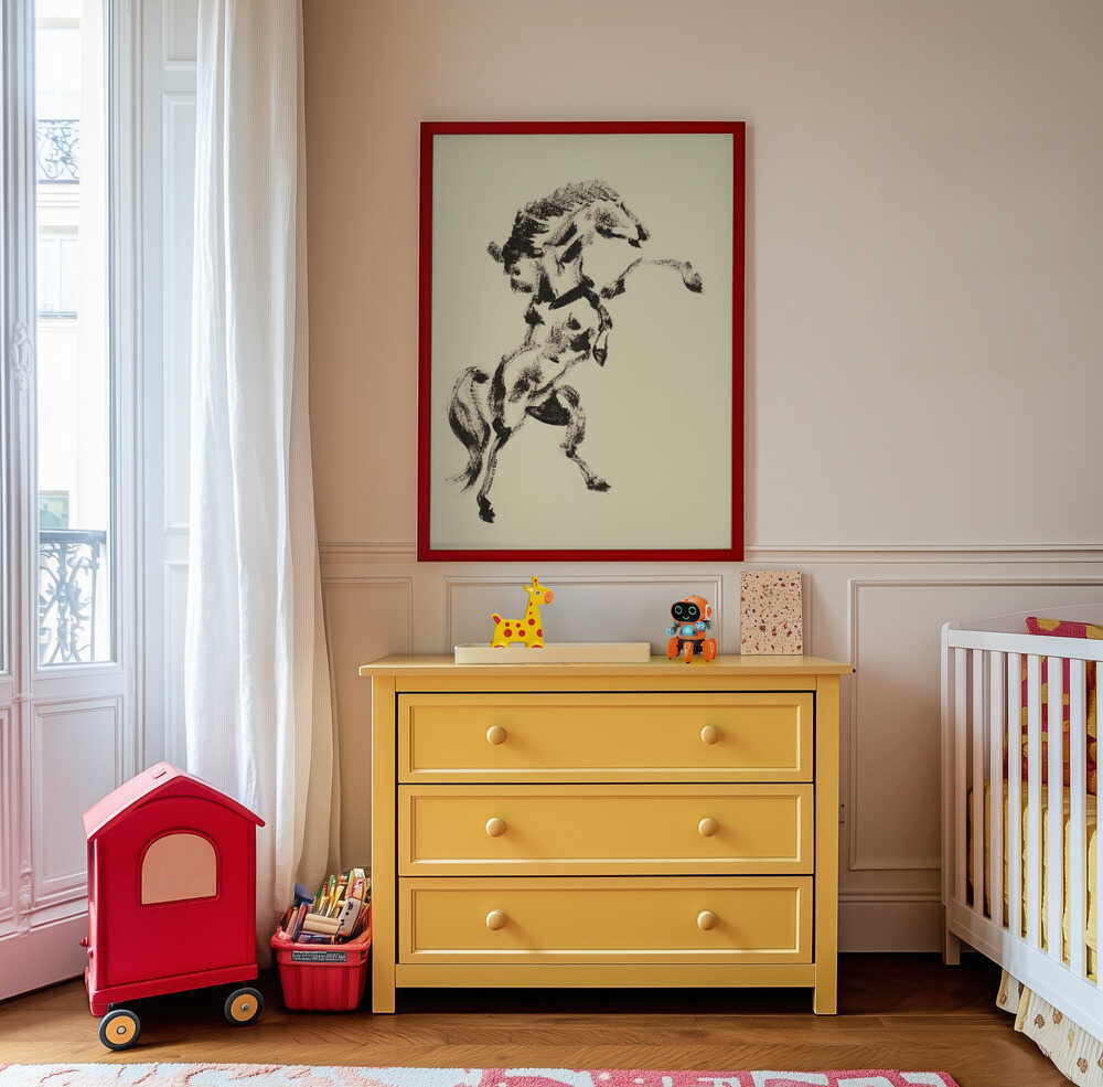 Inramad tavla med kraftfullt hästmotiv hängandes ovanför den gula byrån i barnrummet och tillför en konstnärlig, livfull känsla.