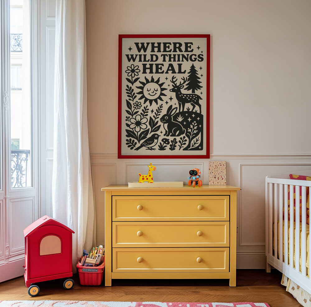 Barnrumstavla med sagolika djur och texten "WHERE WILD THINGS HEAL", inramad och hängandes ovanför den gula byrån.