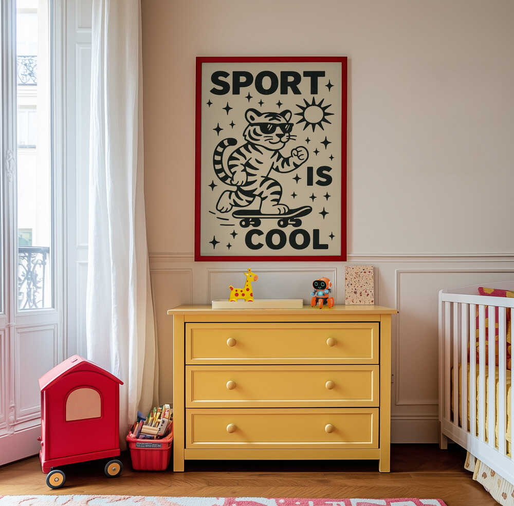 Barntavla med tigern på skateboard och texten "SPORT IS COOL", hängandes i röd ram ovanför en gul byrå i ett lekfullt barnrum.