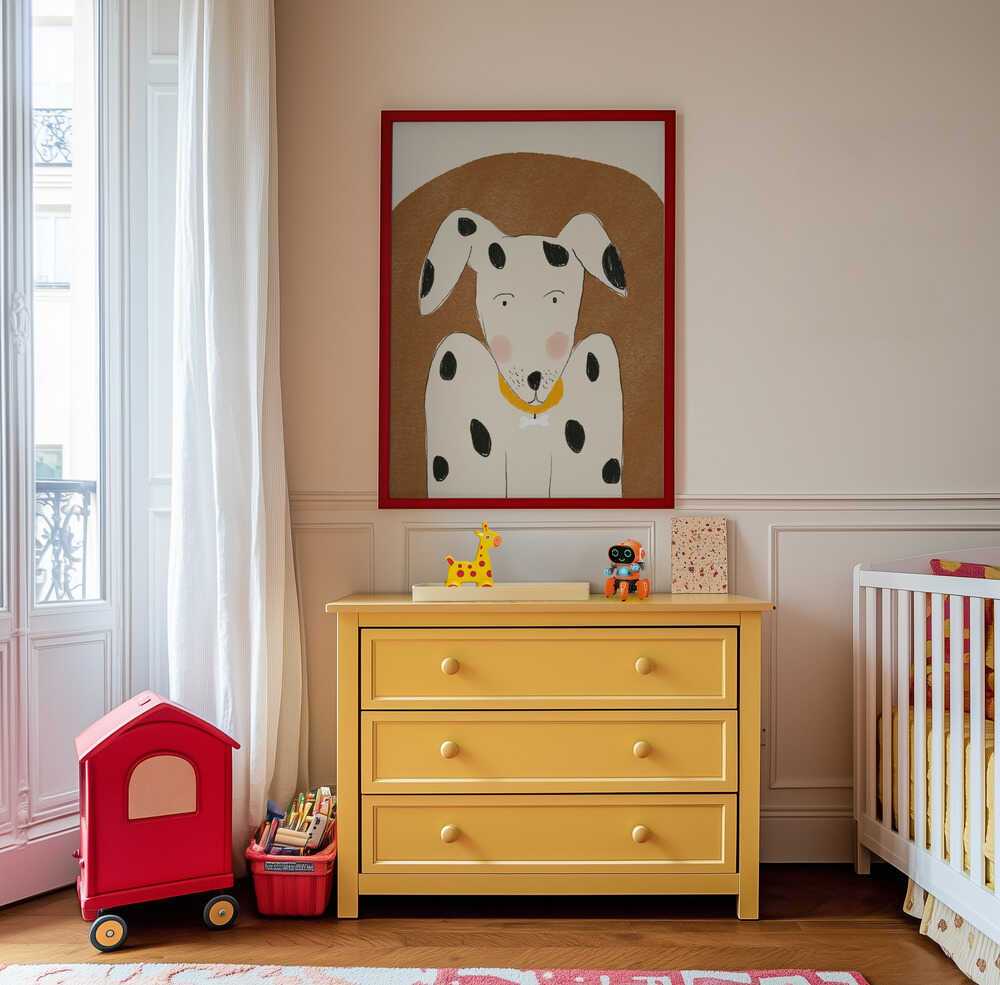 Barntavla med prickig hund hängandes ovanför en gul byrå i barnrummet – varm och inbjudande väggkonst som binder ihop inredningen.