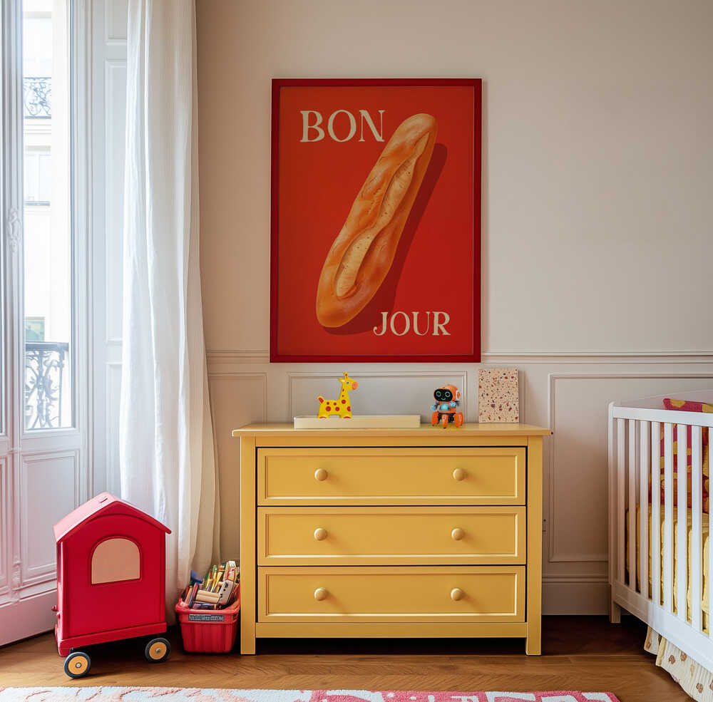 Barntavla med motiv av baguette och texten "BON JOUR", upphängd ovanför en byrå. Ett färgglatt inslag som sprider energi och lekfullhet i barnrummet.