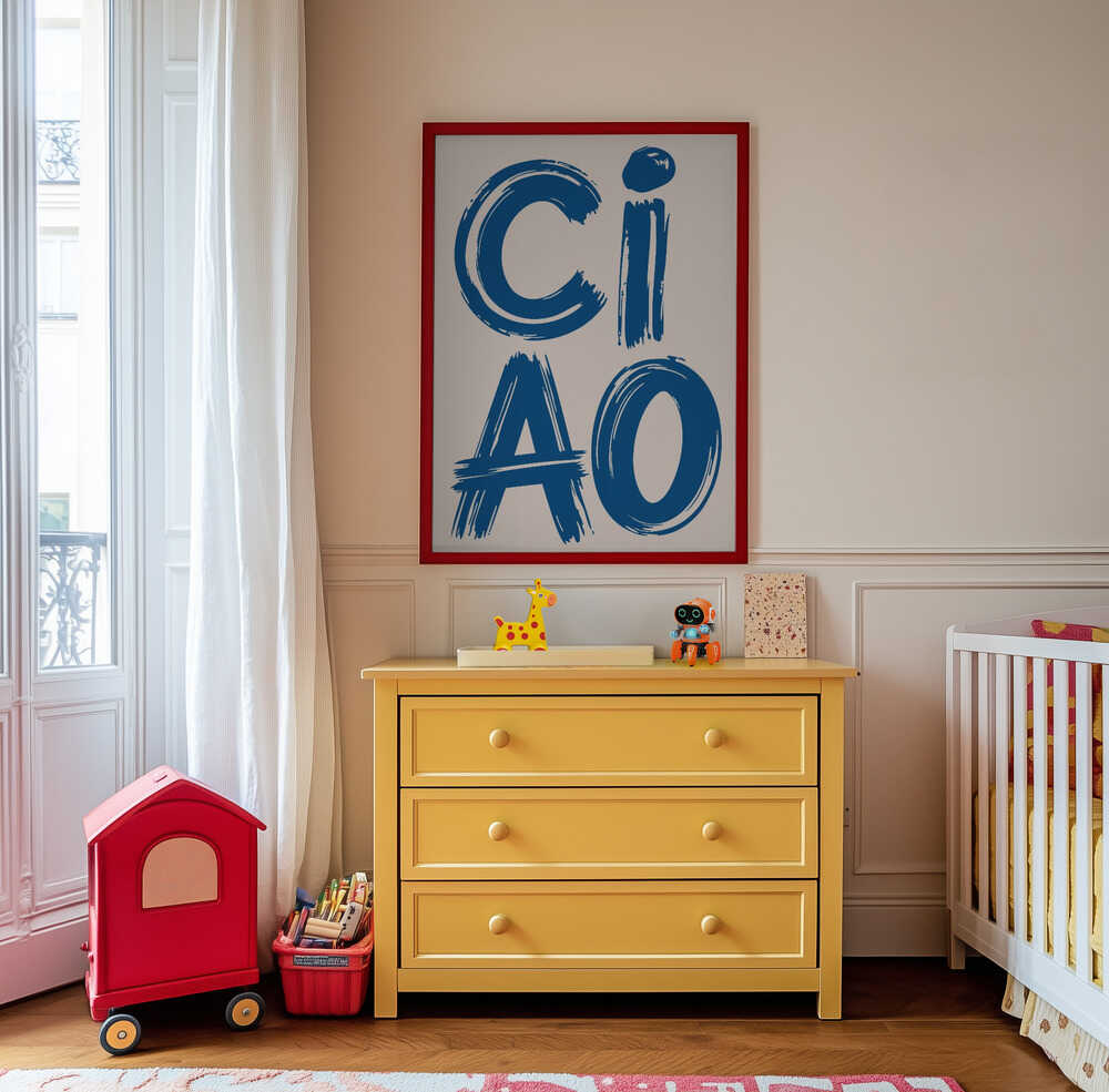"CIAO" barntavla upphängd ovanför en gul byrå i ett lekfullt barnrum. Tavlans blå text och klara färger tillför energi och glädje till inredningen.