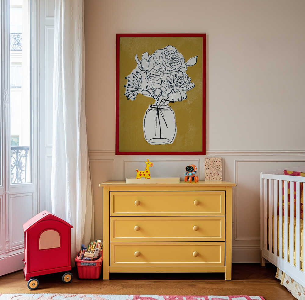 Inramad barntavla med tecknade blommor i vas mot ockragul bakgrund placerad ovanför den gula byrån i barnrummet.