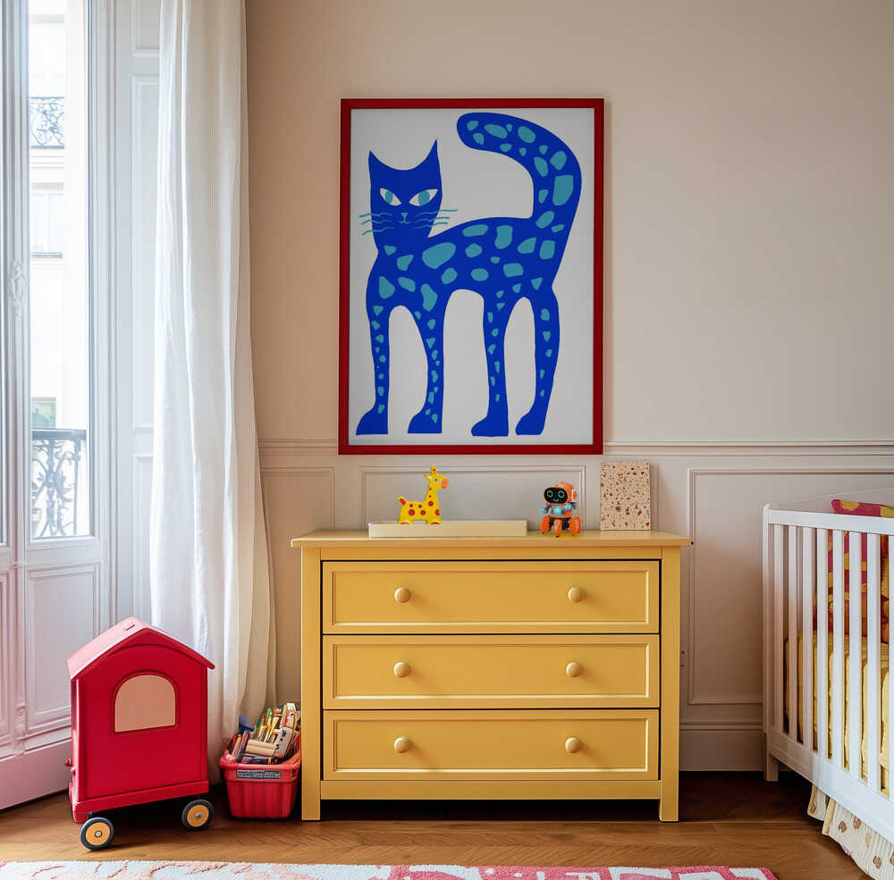 Stilren barntavla med blå katt placerad ovanför en gul byrå som ger rummet en lekfull och glad karaktär.