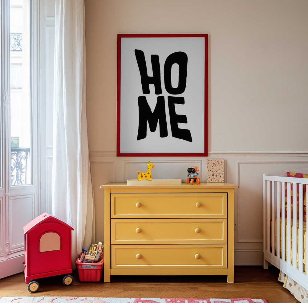 Barntavla med texten "HOME" placerad ovanför en färgglad byrå med leksaker och detaljer i mjuka toner. En grafisk och enkel väggdekoration som ger personlighet till barnrummet.