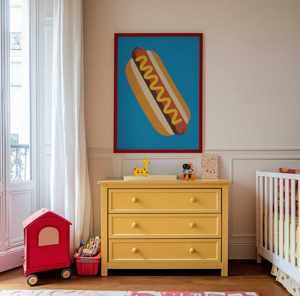 Inramad barnrumstavla med hotdog-motiv, upphängd ovanför en gul byrå i barnrum. En färgstark och glad detalj som livar upp rummet.