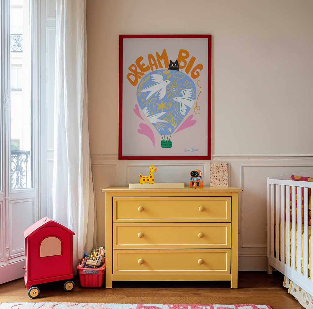 "DREAM BIG" barntavla hängande ovanför en gul byrå i barnrummet. Motivets färgglada detaljer sprider kreativitet och inspiration i rummet.