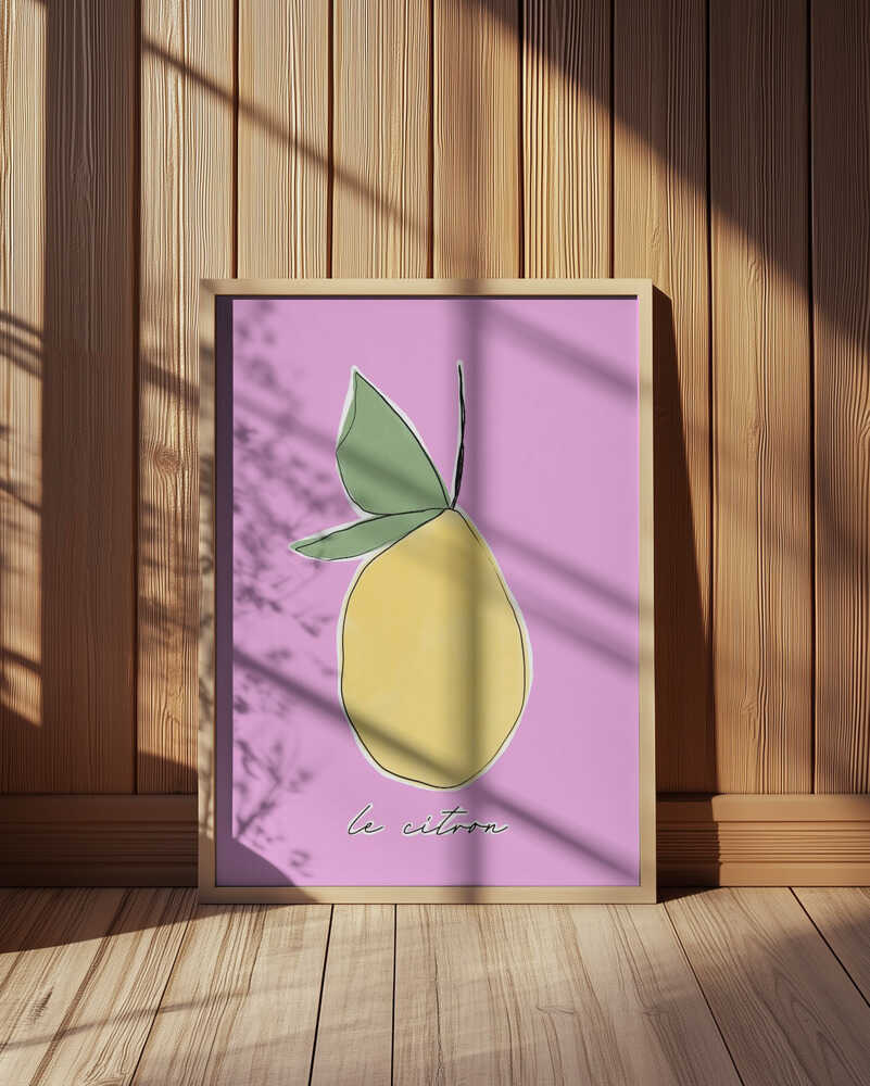 Inramad barntavla med citron placerad på golvet i ett rum med träpanel, som framhäver motivets varma och glada toner.