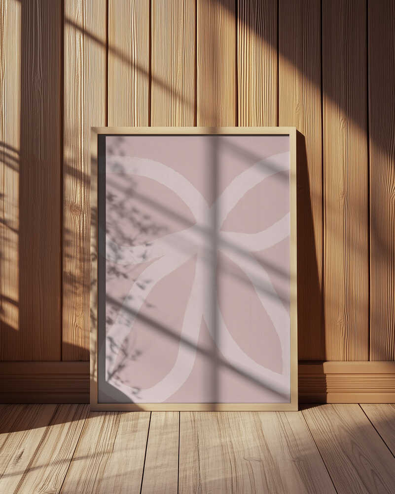 Inramad barntavla med abstrakt rosa motiv placerad framför träpanel där de mjuka tonerna skapar fin balans.