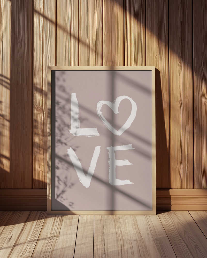 Inramad barntavla med LOVE-illustration placerad framför träpanel där de neutrala tonerna ger ett harmoniskt och modernt intryck.