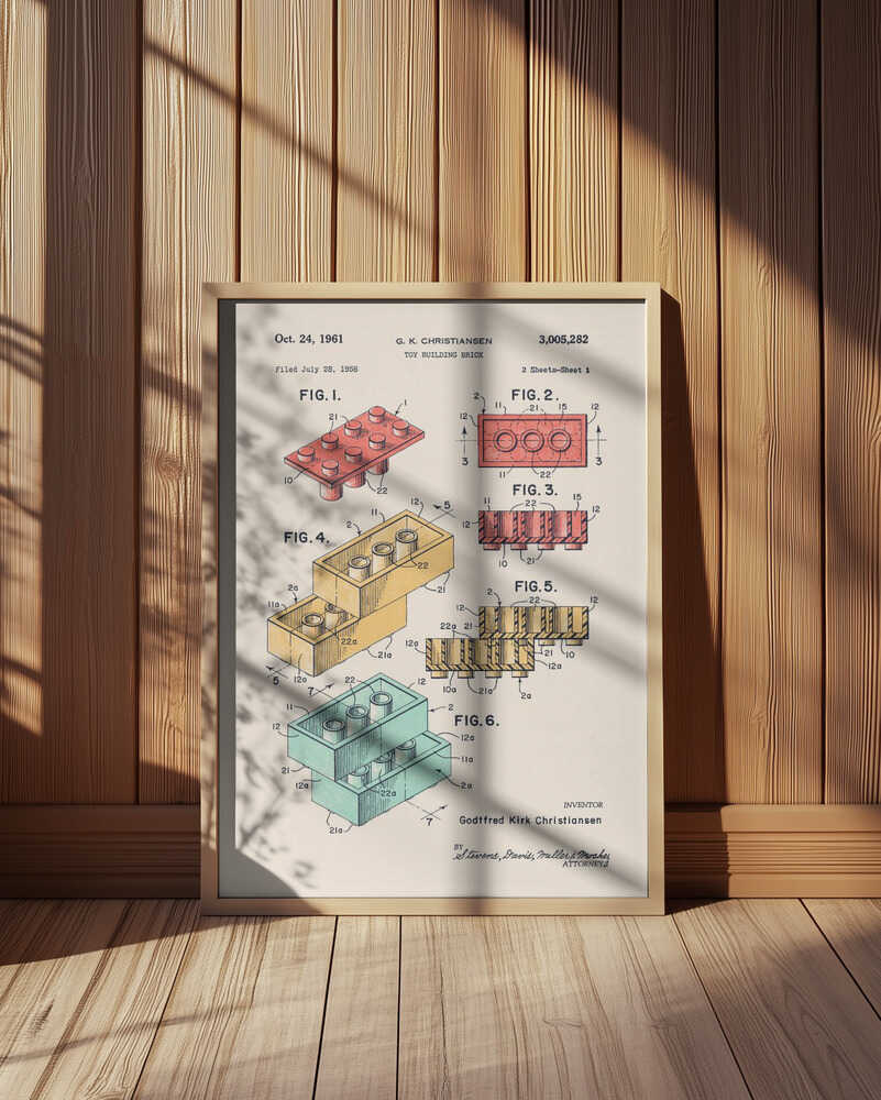 Miljöbild av barntavla med byggklossillustration, inramad och placerad på golvet i rum med träpanel. En varm och kreativ miljö.