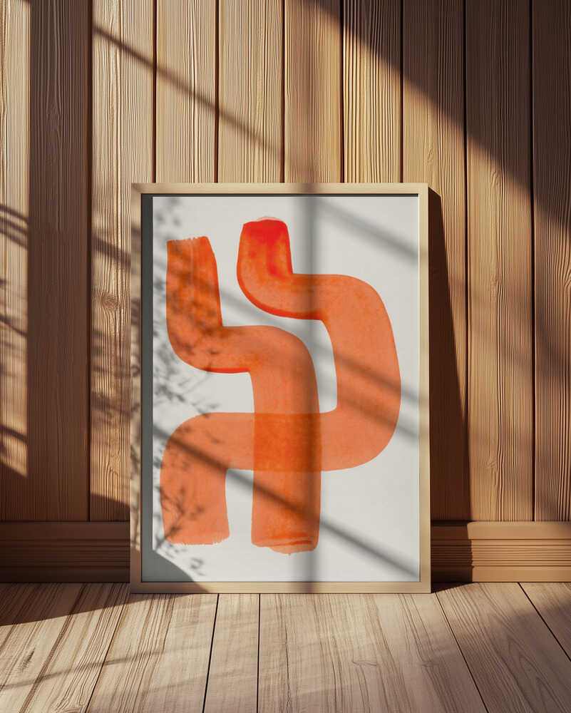 Inramad barntavla med abstrakta orange former placerad framför en vägg med träpanel där motivets varma färgskala harmoniserar med rummet naturliga detaljer.