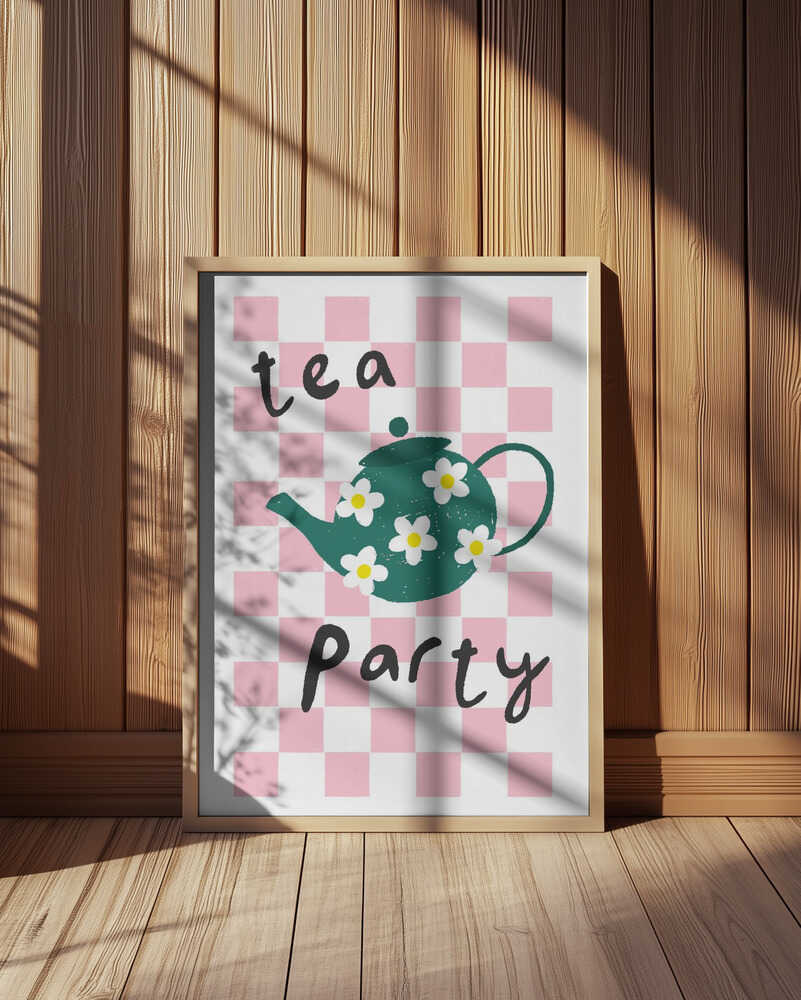 Barntavla med “tea party” och dekorativ tekanna, inramad och placerad på golvet mot träpanelvägg i barnrum.