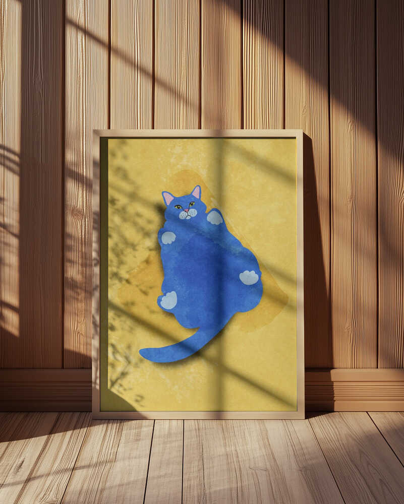 Barntavla med blå katt på gul bakgrund, inramad och placerad på golvet mot vägg med träpanel i harmoniskt barnrum.