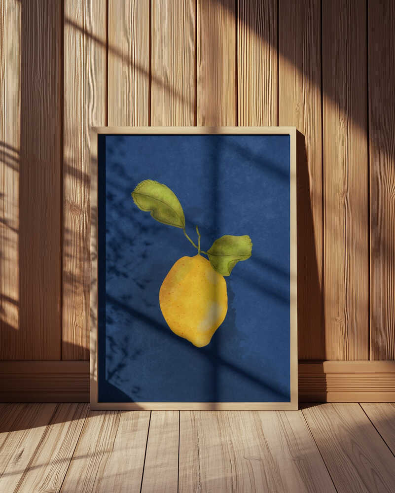 Barntavla med citronmotiv placerad på golvet i ett barnrum med träpanel på väggen. En naturlig och harmonisk inredningsdetalj.
