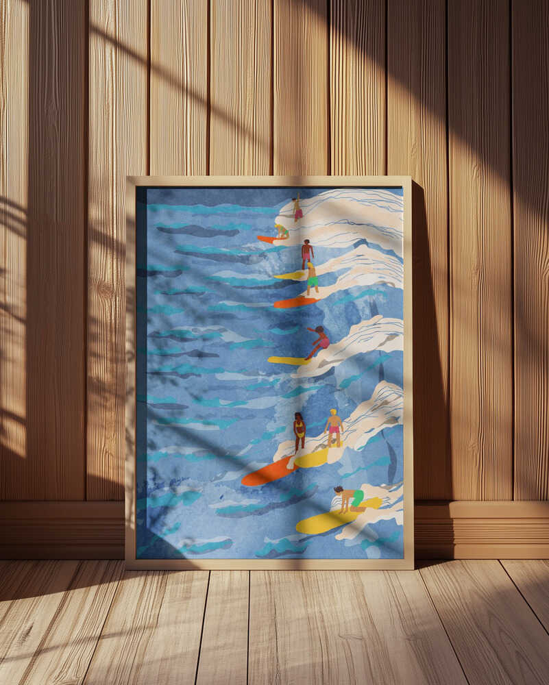 Barntavla med surfmotiv inramad och placerad framför vägg med träpanel. En varm och kreativ styling för barnrum.