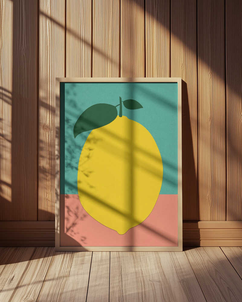 Barntavla med citronmotiv inramad och placerad på golvet framför vägg med träpanel. En varm och modern styling för barnrum.