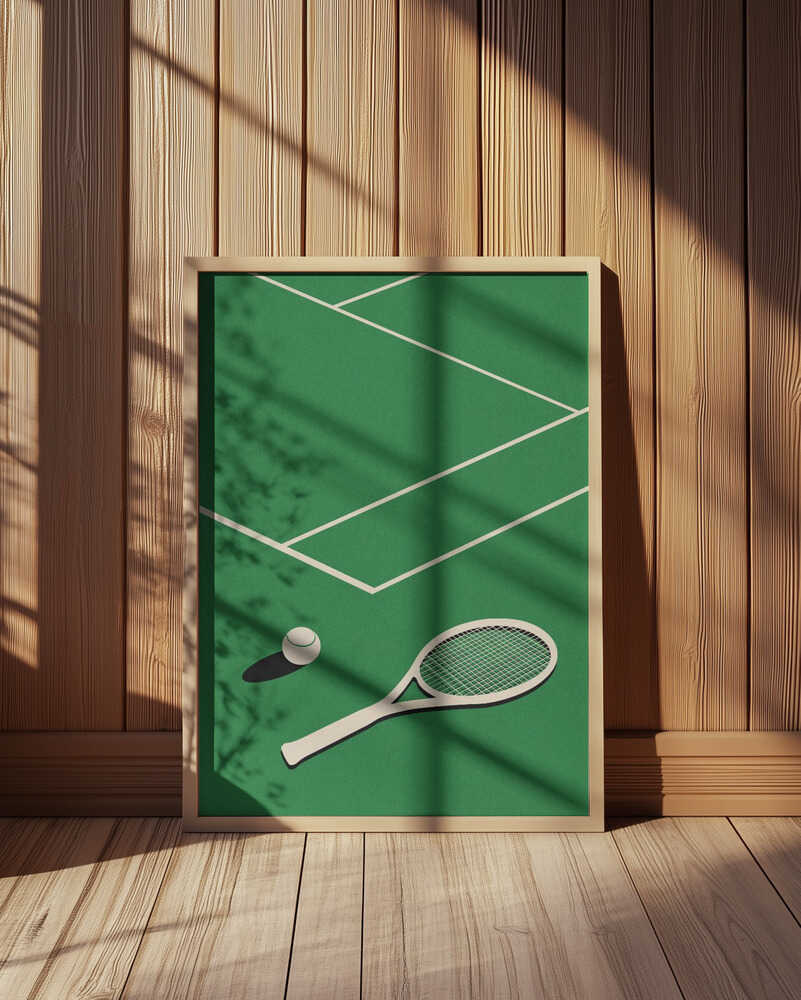 Inramad barntavla med tennisracket och boll placerad framför träpanel, där den gröna bakgrunden kontrasterar fint mot de naturliga tonerna.