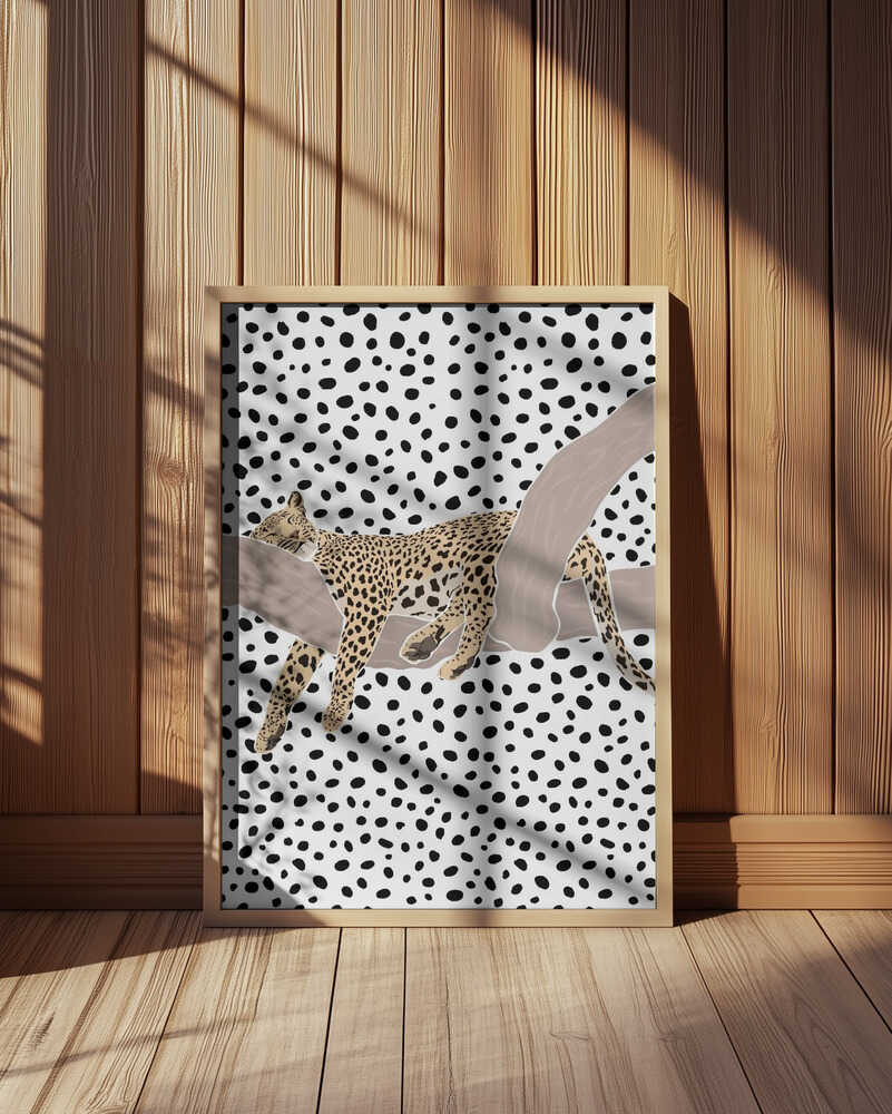 Inramad barntavla med vilande leopard placerad framför en träpanel, där naturmotivet möter en mjuk och jordnära miljö.