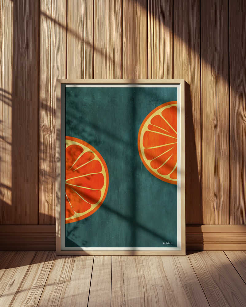 Inramad barntavla med illustrerade apelsinskivor placerad på golvet i barnrum med träpanel på väggen, som ger en varm och ombonad känsla.